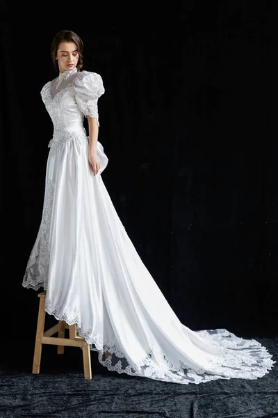 Donna in abito da sposa vintage — Foto Stock