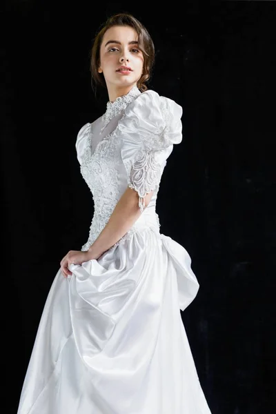 Donna in abito da sposa vintage — Foto Stock