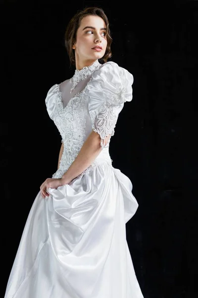 Donna in abito da sposa vintage — Foto Stock