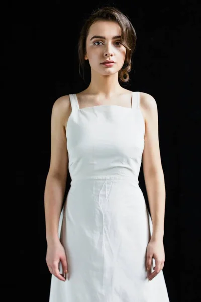 Γυναίκα με λευκό φόρεμα — Φωτογραφία Αρχείου