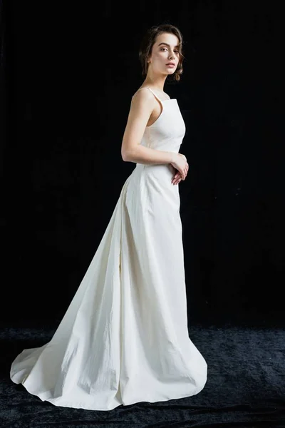 Femme en robe blanche — Photo