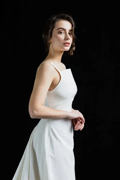 Žena v bílých šatech — Stock fotografie