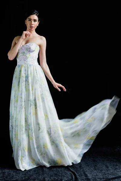 Женщина в элегантном платье — стоковое фото