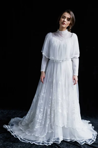 Женщина в винтажном свадебном платье — стоковое фото