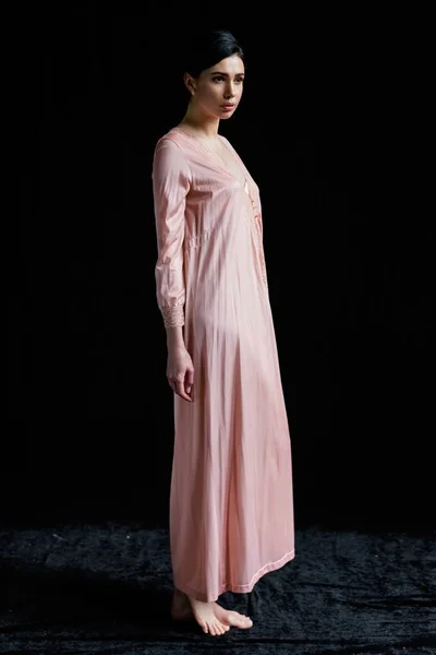 분홍 드레스를 입은 여자 — 스톡 사진