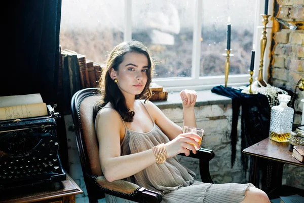 Woman holding glass of whiskey — Stock Photo, Image