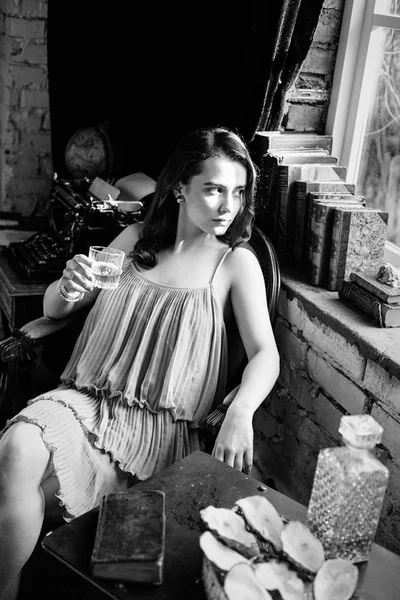 Kvinna anläggning glas Whiskey — Stockfoto
