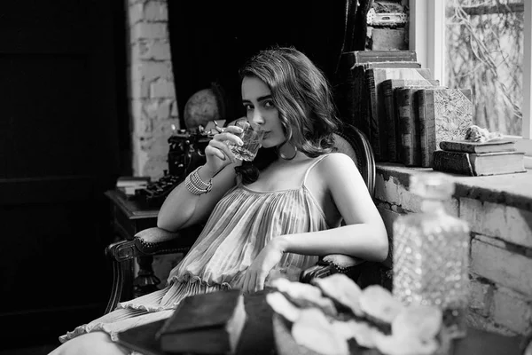 Egy nő whiskyt iszik — Stock Fotó