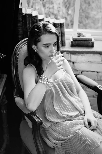 Женщина пьет виски — стоковое фото
