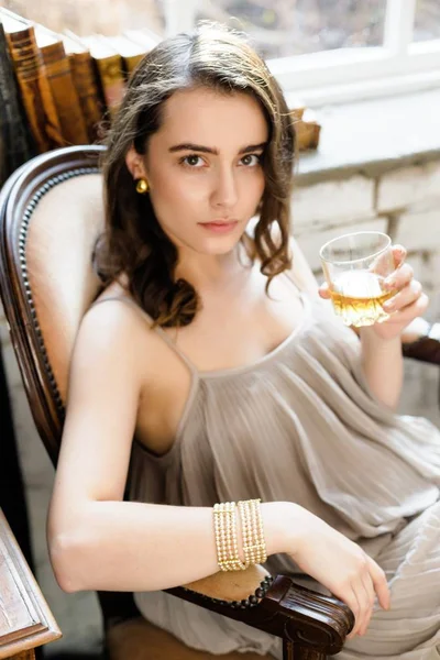 Žena hospodářství sklenici whisky — Stock fotografie