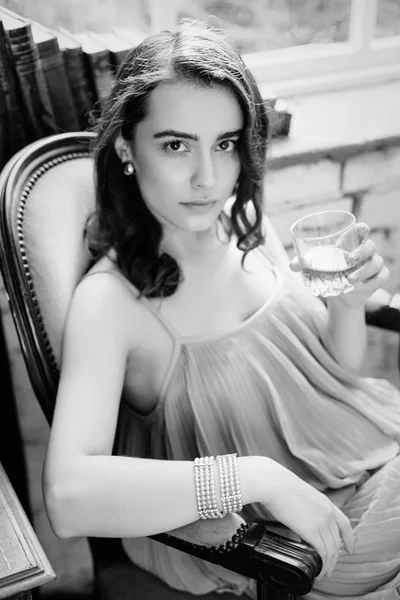 Vrouw bedrijf glas Whiskey — Stockfoto