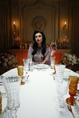 Yemek masasında oturan kadın