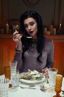 İnci yemek gibi kadın