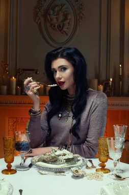 İnci yemek gibi kadın