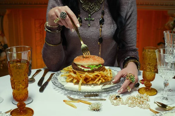 Mulher comendo junk food — Fotografia de Stock