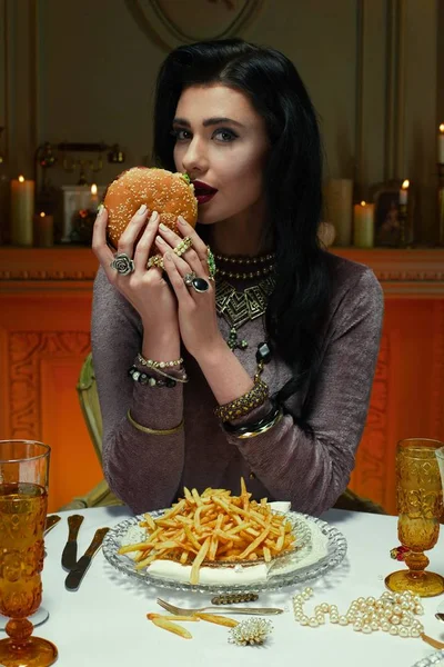 女人吃垃圾食品 — 图库照片