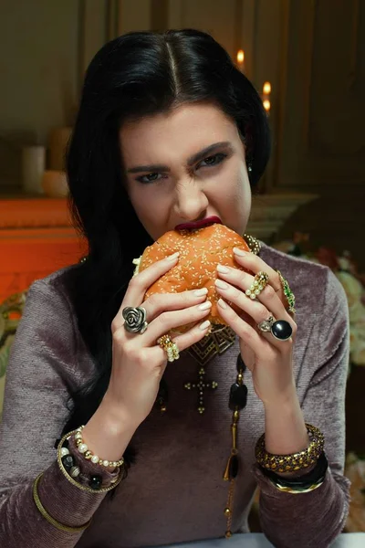 Mujer mordiendo hamburguesa grande — Foto de Stock