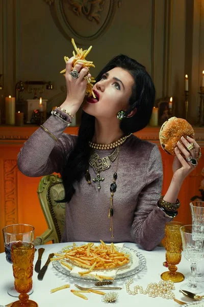 女人吃垃圾食品 — 图库照片