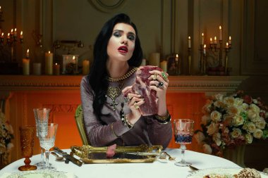 kadın holding çiğ et