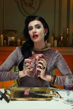 kadın holding çiğ et