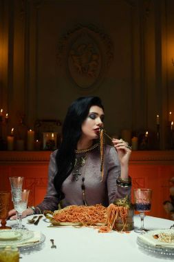 Spagetti yiyen kadın