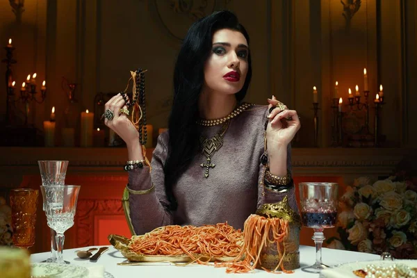 스파게티를 먹는 여자 — 스톡 사진