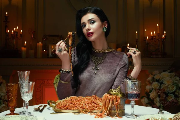 Spagetti evés nő — Stock Fotó