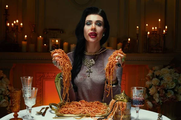 Mulher segurando espaguete nas mãos — Fotografia de Stock