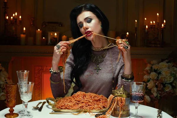 Spagetti evés nő — Stock Fotó
