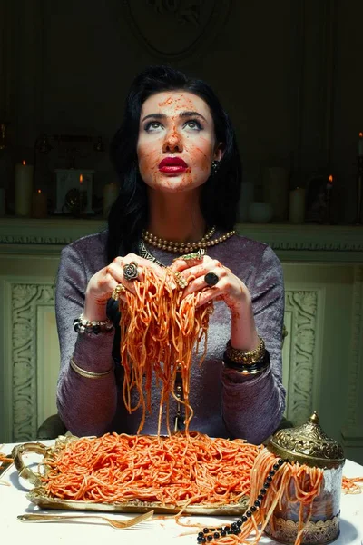 Nő a gazdaság spagetti kezében — Stock Fotó