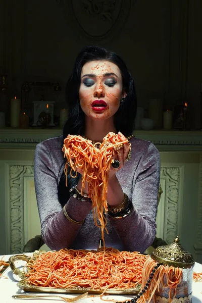 Nő a gazdaság spagetti kezében — Stock Fotó