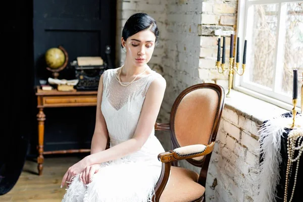 Mulher de vestido branco — Fotografia de Stock