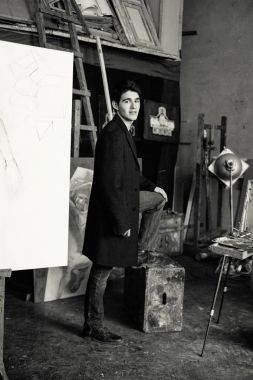 Yakışıklı genç adam.