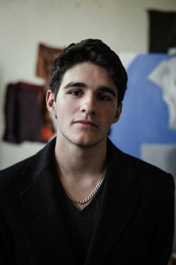 Yakışıklı genç adam.