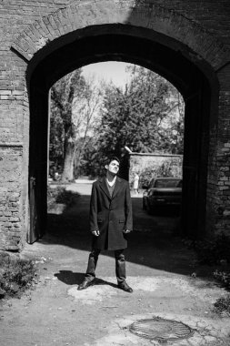 Yakışıklı genç adam.