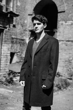 Yakışıklı genç adam.