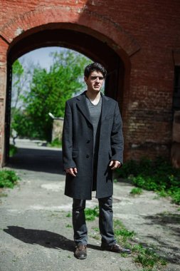 Yakışıklı genç adam.