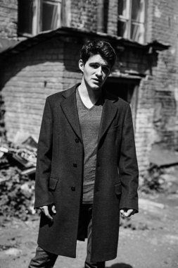 Yakışıklı genç adam.