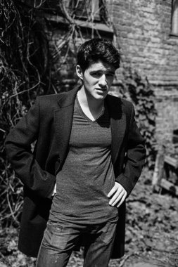 Yakışıklı genç adam.