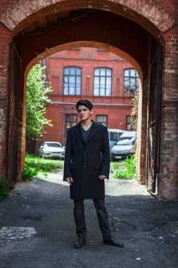 Yakışıklı genç adam.