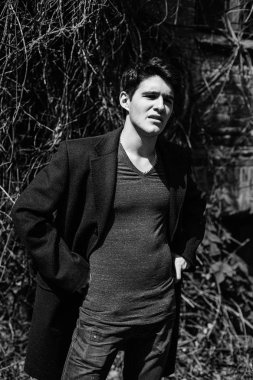 Yakışıklı genç adam.