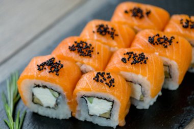 Maki suşi rulo somon ile 