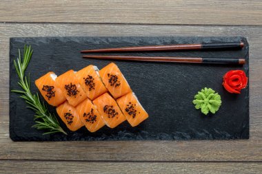 Maki suşi rulo somon ile 