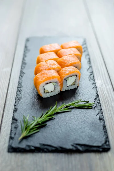 Maki sushi rolletjes met zalm — Stockfoto