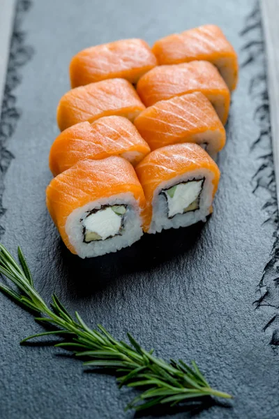 Maki sushi rolletjes met zalm — Stockfoto