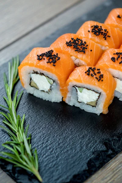 Maki sushi gulung dengan salmon — Stok Foto