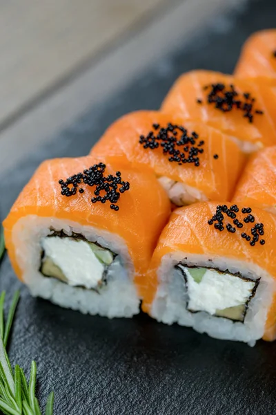 Maki sushi rolletjes met zalm — Stockfoto