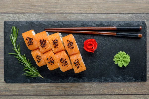 Maki sushi gulung dengan salmon — Stok Foto