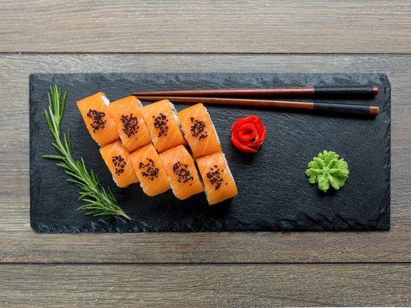 Lazackaviáros sushi tekercs, lazaccal — Stock Fotó
