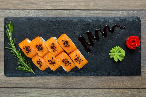 Maki sushi rolletjes met zalm — Stockfoto